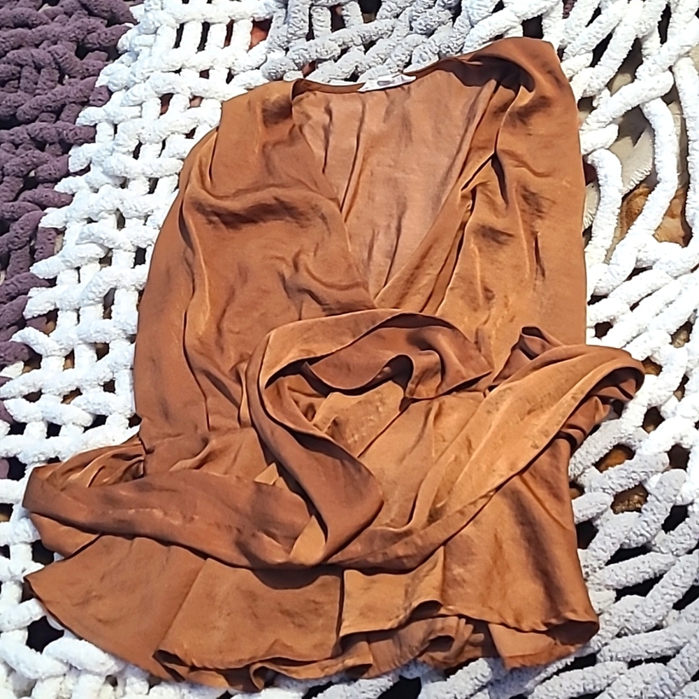 Sleevless silk brown shirt